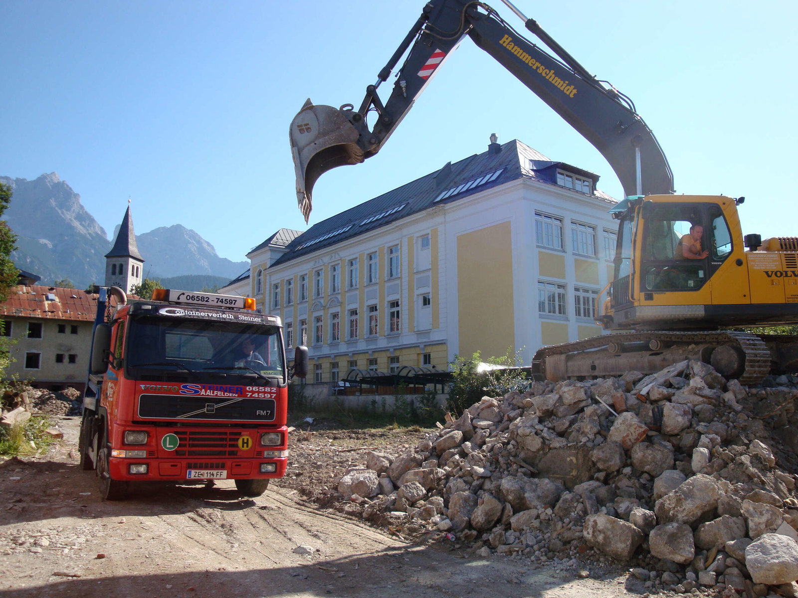 LKW und Bagger arbeiten von Steiner Herfried